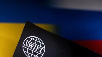 Πόλεμος στην Ουκρανία: Η SWIFT δηλώνει έτοιμη να συμμορφωθεί με τους περιορισμούς σε ρωσικές τράπεζες