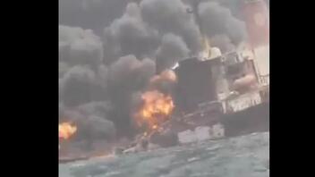 Συγκλονιστικές εικόνες με φλεγόμενο τάνκερ στη θάλασσα 