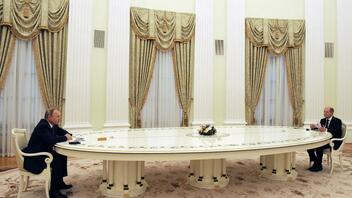 Μετά τον Μακρόν ο Πούτιν υποδέχθηκε και τον Σολτς στο ίδιο τεράστιο τραπέζι