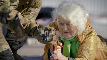 Απίστευτη εικόνα - 79χρονη εκπαιδεύεται για πιθανή εισβολή στην Ουκρανία