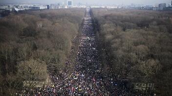 Βερολίνο: Τουλάχιστον 100.000 άτομα διαδήλωσαν κατά της ρωσικής εισβολής στην Ουκρανία