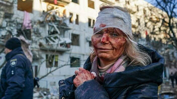 H φωτογραφία με την τραυματισμένη γυναίκα που συγκλονίζει τον πλανήτη