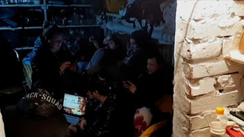 Η ζωή στα καταφύγια – Οι Ουκρανοί για έκτη μέρα στα σκοτεινά υπόγεια