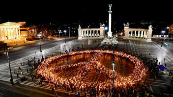 Ουκρανία: Αντιπολεμική διαδήλωση στη Βουδαπέστη – Σχημάτισαν το σήμα της ειρήνης