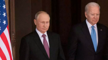 Τα «μαζεύει» ο Μπάιντεν για τον Πούτιν: Αρνήθηκε ότι επιδιώκει αλλαγή καθεστώτος στην Ρωσία