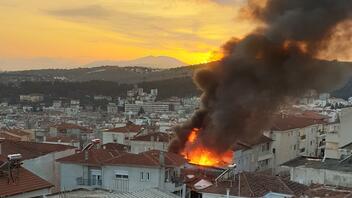 Μεγάλη φωτιά σε κεραμοσκεπή σπιτιού στην Κοζάνη