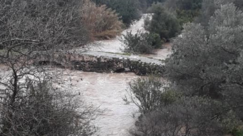 Η γέφυρα Μανουρά πλημμυρισμένη