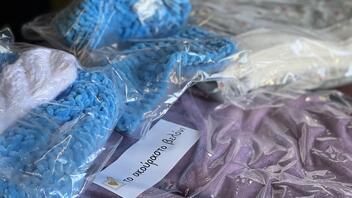  «Το ακούραστο βελόνι» παρέδωσε κουβέρτες και σκουφάκια που έραψε για τα προσφυγόπουλα της Ουκρανίας