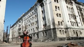 Χάρκοβο: Άνδρας παίζει τσέλο στο κέντρο της κατεστραμμένης πόλης
