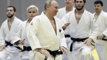 Η Παγκόσμια Ομοσπονδία Taekwondo αφαιρεί την τιμητική μαύρη ζώνη του Πούτιν