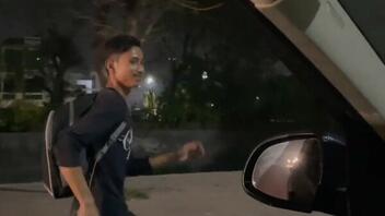 Νεαρός έγινε viral τρέχοντας μέσα στη νύχτα - Θέλει να καταταγεί κάποτε στον στρατό της χώρας
