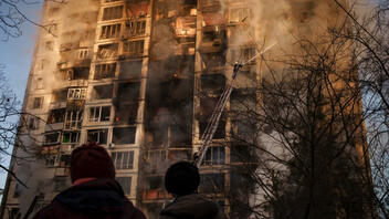 Βομβαρδισμός πολυκατοικίας στο Κίεβο: Προσπάθειες απεγκλωβισμού των κατοίκων 