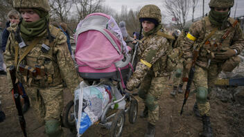 Πόλεμος στην Ουκρανία: Η Ρωσία συνεχίζει το σφυροκόπημα, αγωνία για τους αμάχους