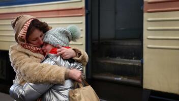 Οι Ουκρανοί που άντεξαν μία εβδομάδα βομβαρδισμών στο Κίεβο, εγκαταλείπουν τα σπίτια τους