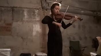 Η θλιμμένη βιολίστρια συγκινεί με το παίξιμο της σε καταφύγιο στο Χάρκοβο