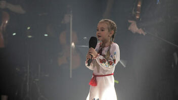H 7χρονη Αμέλια από την Ουκρανία καθήλωσε τραγουδώντας για την πατρίδα της
