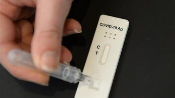 Πέντε δωρεάν self-test για μαθητές και εμβολιασμένους εκπαιδευτικούς από τα φαρμακεία