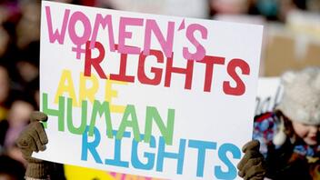 Τα δικαιώματα των γυναικών «υπέστησαν επίθεση» το 2021