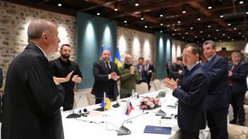 Ο Ερντογάν καλωσόρισε τις αντιπροσωπείες Κιέβου και Μόσχας – Ξεκίνησαν οι συνομιλίες