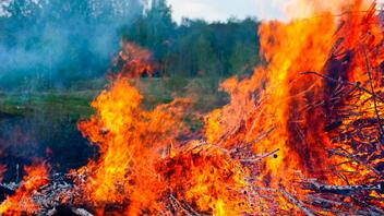 Ζάκυνθος: Μεγάλη φωτιά τώρα στο χωριό Κοιλιωμένος