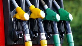 Επίδομα βενζίνης: αιτήσεις για το Fuel Pass …για λίγους 