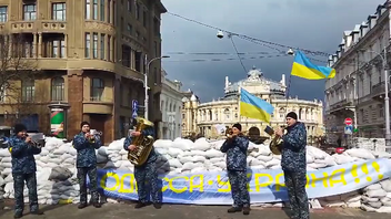 Στρατιώτες παίζουν το «Don’t Worry, Be Happy» μπροστά από οδόφραγμα στην Οδησσό