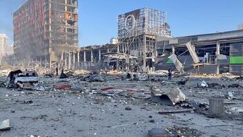 Εικόνες απόλυτης καταστροφής στο Κίεβο μετά τον βομβαρδισμό του εμπορικού κέντρου