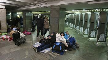 Δραματικές ώρες στο Κίεβο: Χιλιάδες άμαχοι βρίσκουν καταφύγιο στα υπόγεια του μετρό