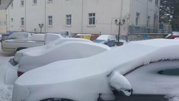 Το χιόνι σκέπασε τα πάντα στη Λάρισα