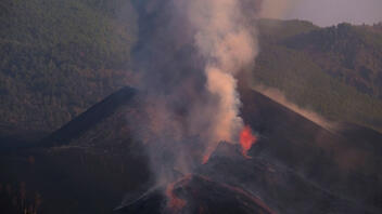 Το ηφαίστειο Τάαλ στις Φιλιππίνες «βρυχάται» και οι αρχές αυξάνουν το επίπεδο συναγερμού 