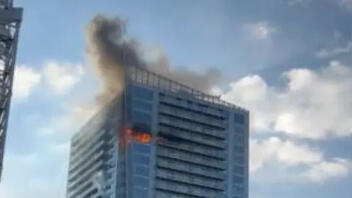 Λονδίνο: "Mάχη" για την κατάσβεση της πυρκαγιάς που ξέσπασε σε πολυώροφο κτίριο