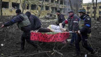 Συγκλονίζουν οι εικόνες από το βομβαρδισμένο μαιευτήριο στη Μαριούπολη