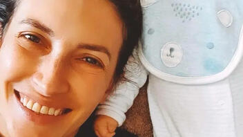 Μάρα Δαρμουσλή: Τρώει στο...πόδι με το μωρό στην αγκαλιά της 