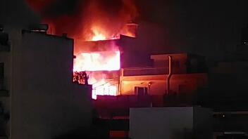 Νέος Κόσμος: Συναγερμός στην Πυροσβεστική – Στις φλόγες κτίριο