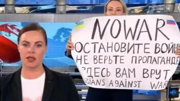 Ποια είναι η Marina Ovsyannikova που διέκοψε δελτίο ειδήσεων με πλακάτ