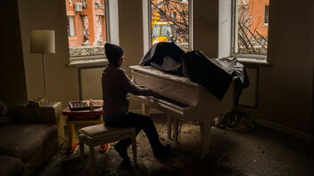 Παίζει πιάνο για τελευταία φορά πριν αφήσει το βομβαρδισμένο σπίτι της