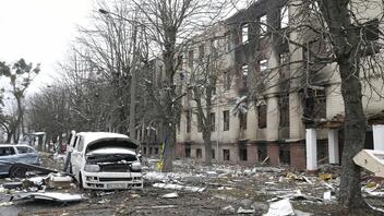 Αναφορές για δύο νεκρούς από βομβαρδισμό κτιρίου κοντά στο Χάρκοβο