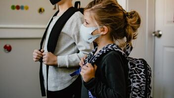 Πότε θα φύγουν οι μάσκες από τα σχολεία - Σε αποκλιμάκωση η πανδημία 