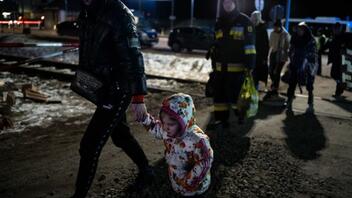 Πολωνοί ξενοδόχοι ανοίγουν πόρτες και αγκαλιές στους Ουκρανούς πρόσφυγες