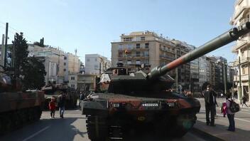 Τα άρματα σε παράταξη για την μεγάλη παρέλαση στην Αθήνα