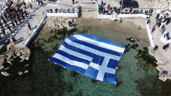 Μέσα στα κύματα του Αιγαίου και στα νερά της Πειραϊκής η ελληνική σημαία