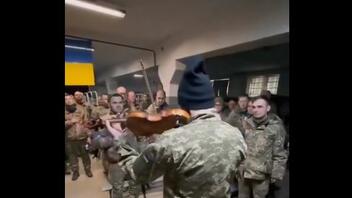 Στρατιώτης εμψυχώνει τους συναδέλφους του – Παίζει τον εθνικό ύμνο με το βιολί του