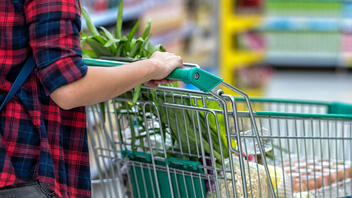 Αυξημένη ζήτηση και ελλείψεις σε τρόφιμα στα σούπερ μάρκετ