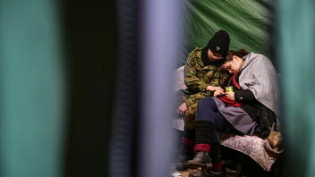 Συγκλονιστική στιγμή σε καταφύγιο στο Κίεβο - Kοριτσάκι τραγουδάει το «Let It Go» για να τους εμψυχώσει