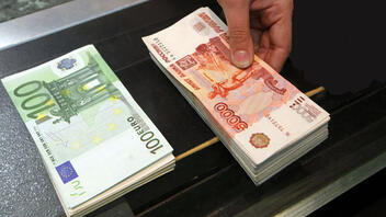 Μόνο σε ρούβλια οι αναλήψεις των Ρώσων στις μεταφορές χρημάτων από τις ξένες τράπεζες