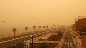 Η Σαχάρα ήρθε στην Ευρώπη: Πρωτόγνωρες εικόνες από καταιγίδα αφρικανικής σκόνης στην Ισπανία