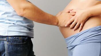 Υπερδιπλάσιος ο κίνδυνος σοβαρών επιπλοκών στην εγκυμοσύνη για τις έγκυες με κορωνοϊό