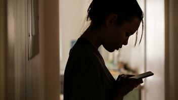 Έφηβη πήρε ηρεμιστικά χάπια, ενώ συνομιλούσε με την παρέα της στο διαδίκτυο
