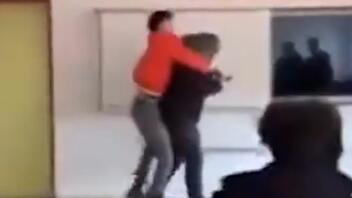 Το viral βίντεο με μαθητή που σκεπάζει με σακούλα απορριμμάτων το κεφάλι καθηγητή του
