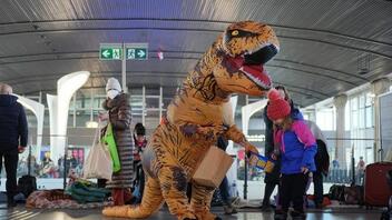 Ένας Πολωνός ντύνεται δεινόσαυρος και διασκεδάζει τα παιδιά από την Ουκρανία